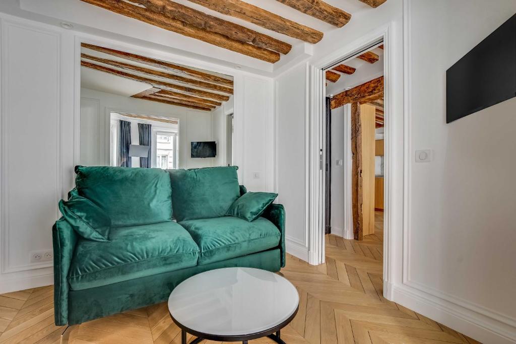 2BDR 5P apartment au centre de Paris in downtown Paris