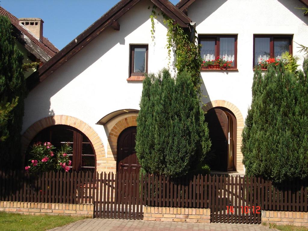 コウォブジェクにあるMieszkanie na wakacjeの木塀と木の白い家