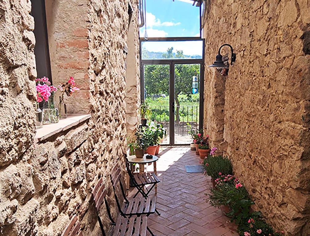 a stone alley with a bench and a window at Casa Rural Hosteria Cantarranas in Cuacos de Yuste