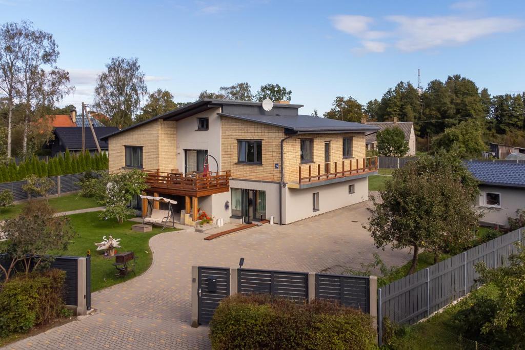 Luftaufnahme eines Hauses mit Einfahrt in der Unterkunft Guest house Kajaki-Ragaciems in Ragaciems