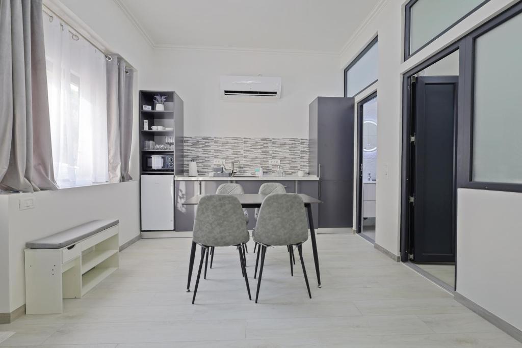 a kitchen with two chairs and a table in a room at Kasa KEK - MCMXXV in Mangalia