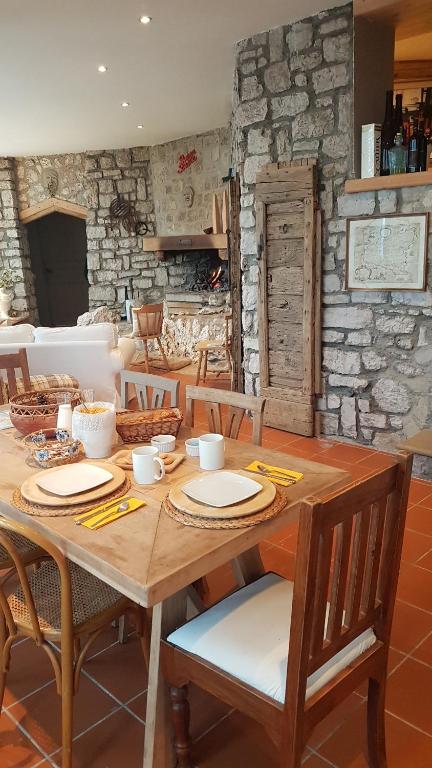 Un restaurante o sitio para comer en Nido del Nibbio