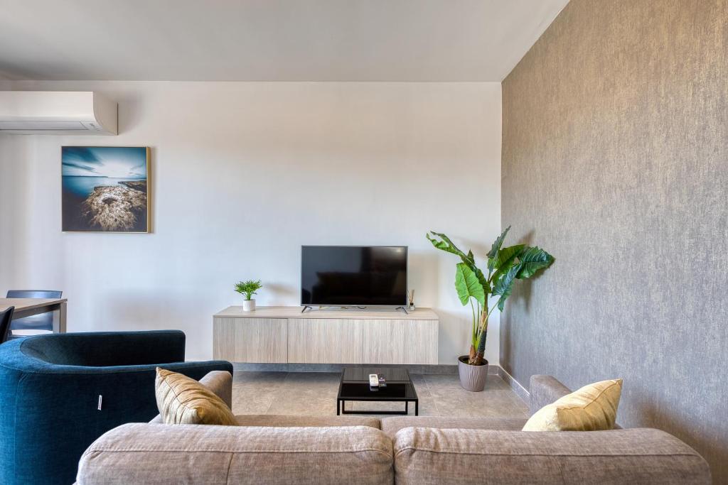 a living room with a couch and a tv at Modern Maisonette with Valley Views KARP1-3 in San Ġwann