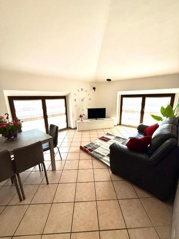 a living room with a couch and a table at Appartamento la rosa in Marone