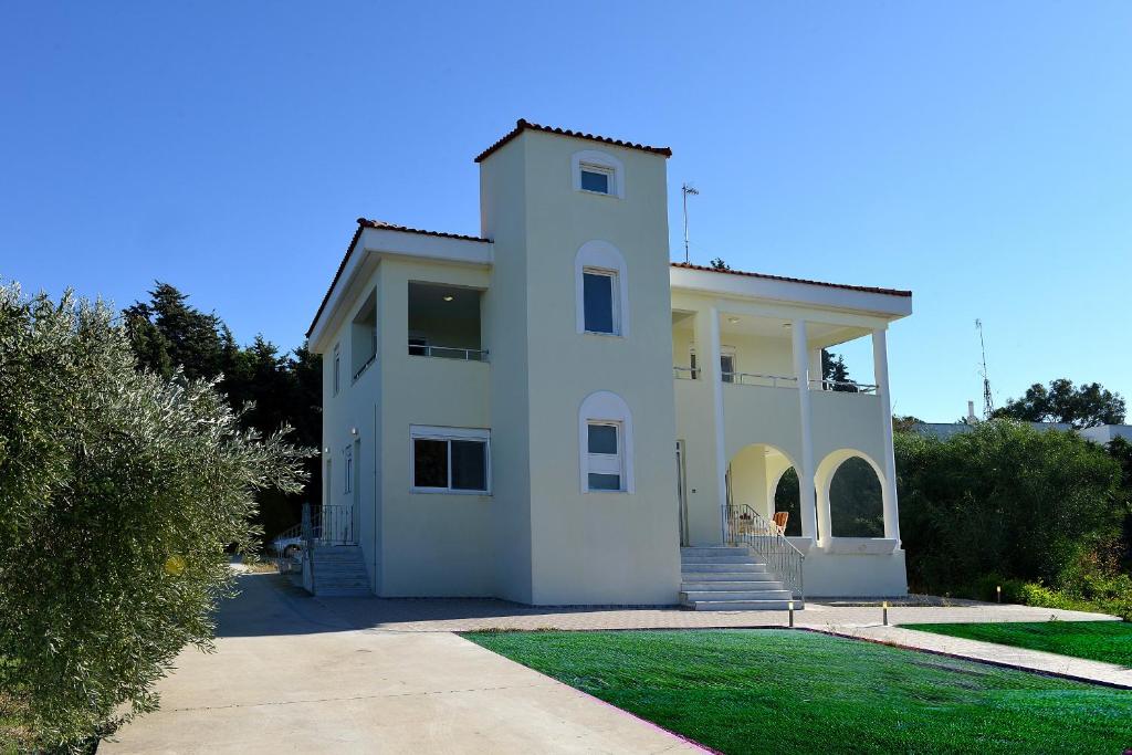 Villa Paradeisi في باراديسيون: منزل أبيض كبير مع ممر