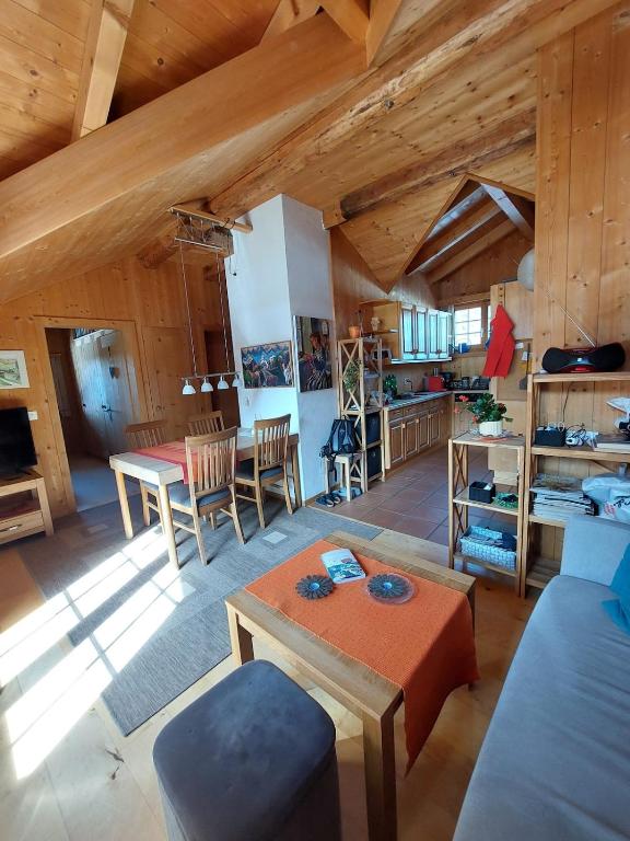 a living room with a couch and a table at Stilvolle 3,5 Dachwohnung "Alpenblick" in Davos