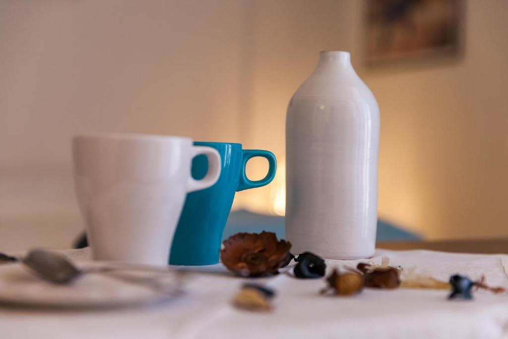 uma mesa com uma chávena de café e uma garrafa de leite em Sun and Sea em Monopoli