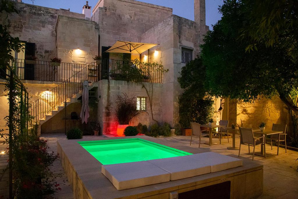 a swimming pool in the middle of a courtyard at Rose Iconic Rooms in Lecce