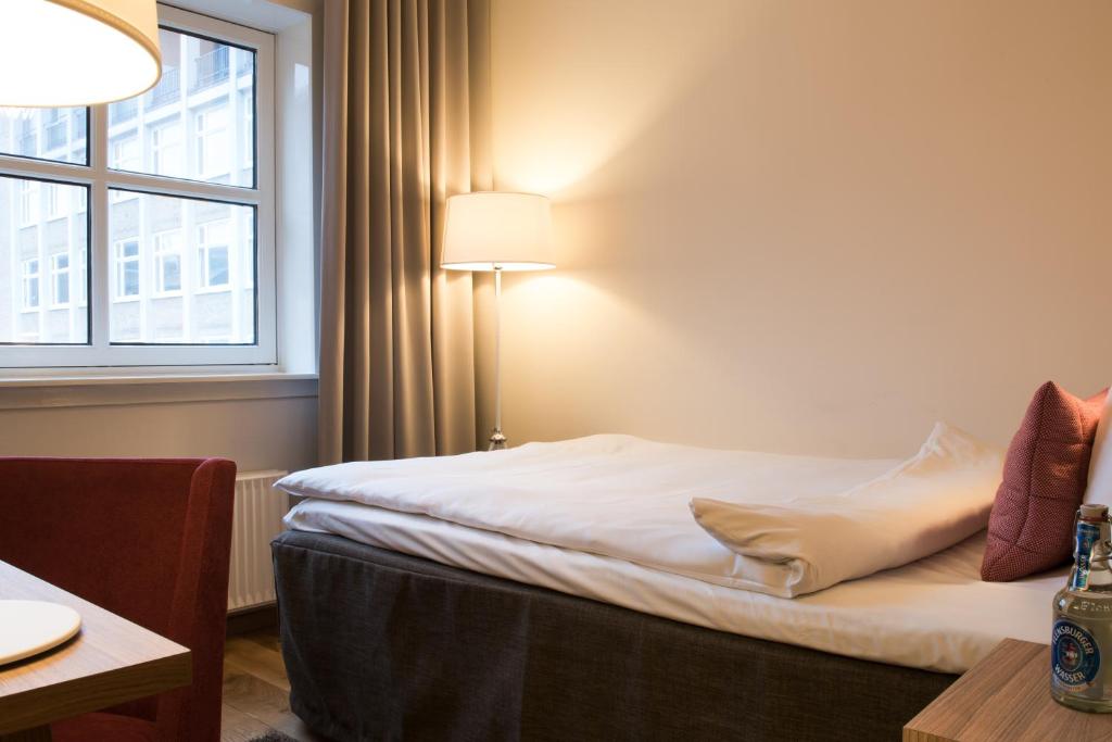 Ein Bett oder Betten in einem Zimmer der Unterkunft Hotel Alte Post Flensburg