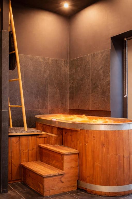 Suite premium Dark, Jacuzzi & Cinéma