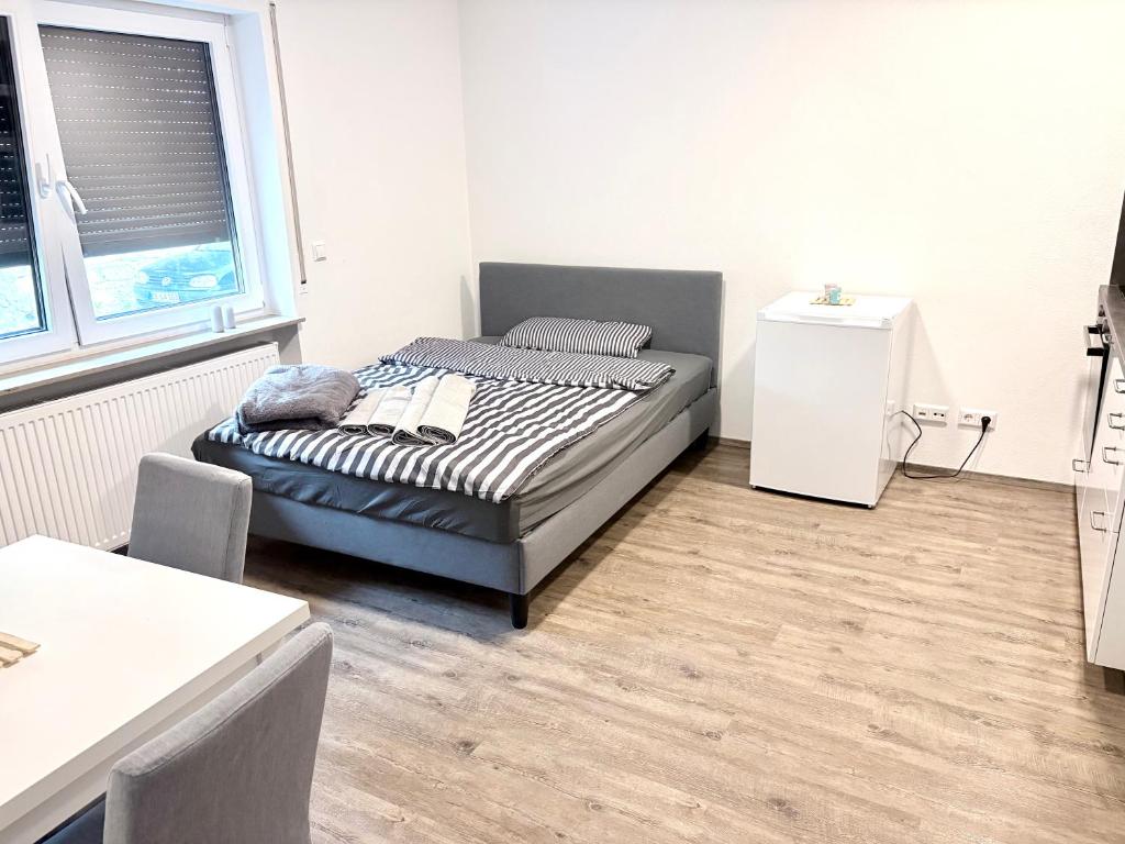 a bedroom with a bed in the corner of a room at Cozy Room Echterdingen Stuttgart Airport & Messe in Leinfelden-Echterdingen