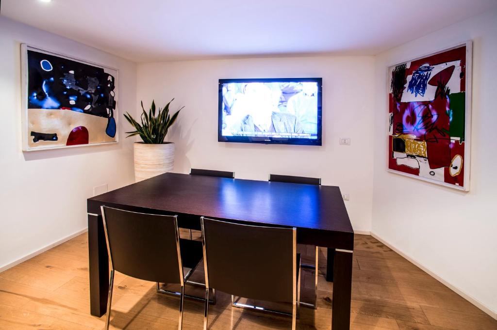 Televízia a/alebo spoločenská miestnosť v ubytovaní Gallery House