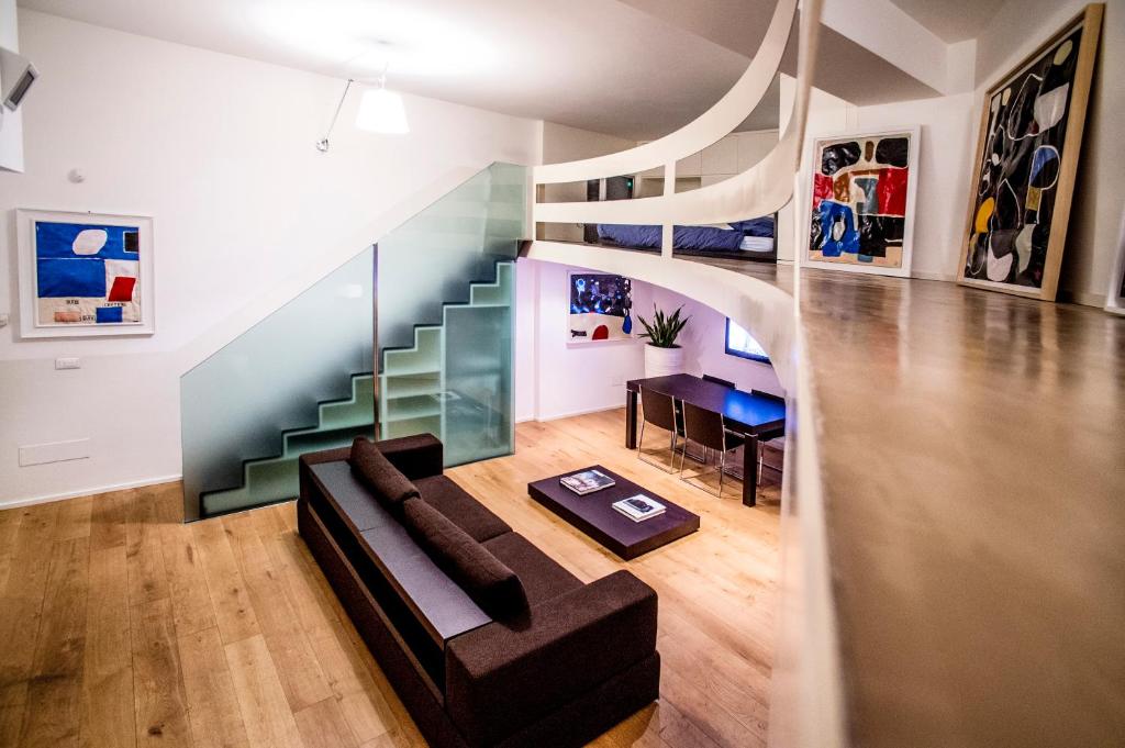 salon z kanapą i schodami w obiekcie Gallery House w mieście Perugia