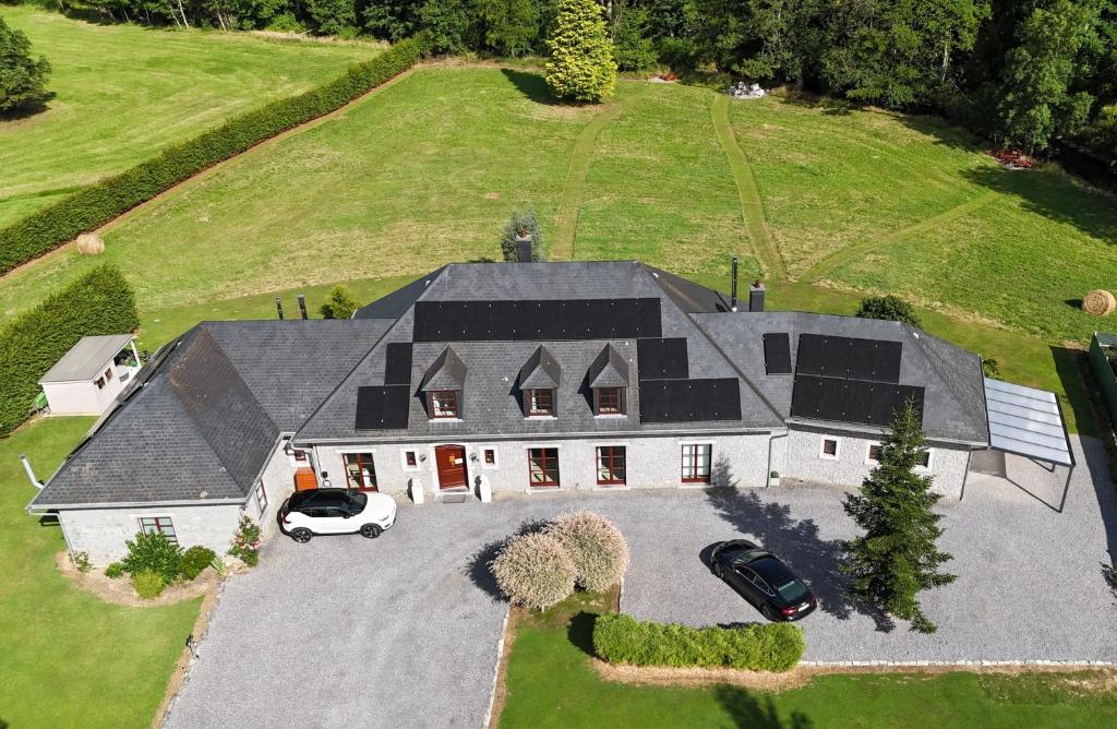 an aerial view of a large house with a car parked in front at B&B Madoli in Érezée