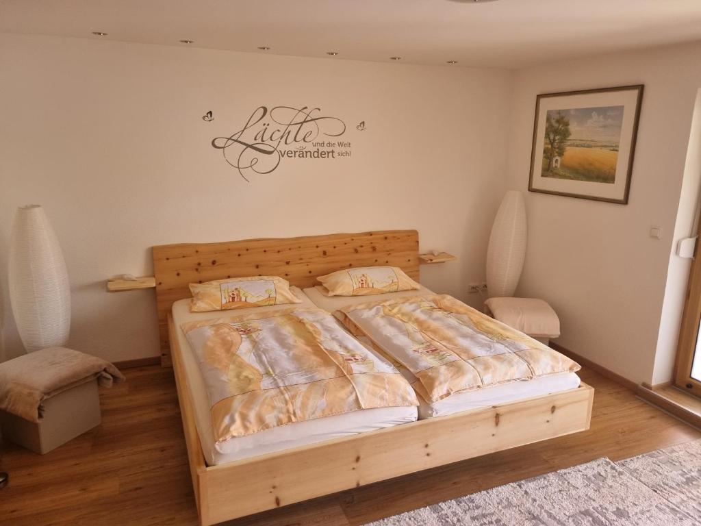 Llit o llits en una habitació de Privatunterkunft Straubing
