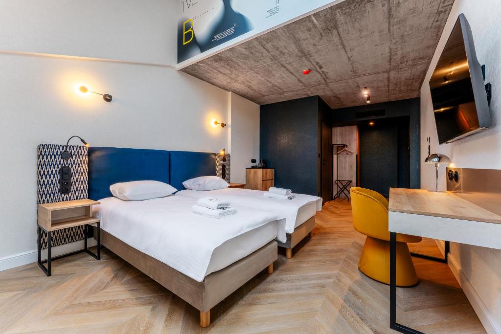 a hotel room with a bed and a desk at Art Queen Aparthotel in Krakow