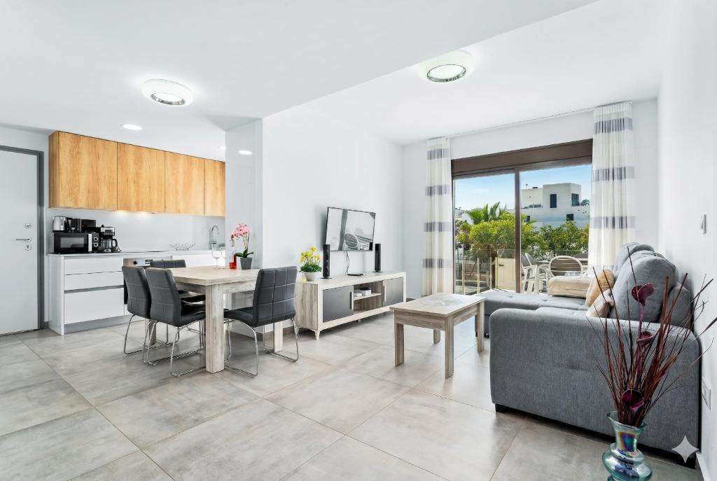 a kitchen and living room with a couch and a table at Bungalow Fausto Sunrise in Orihuela Costa