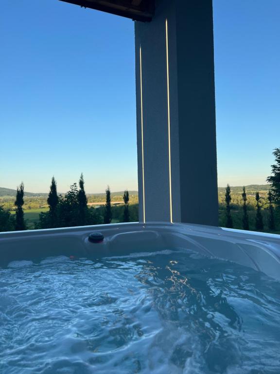 a jacuzzi tub in a house with a view at Domek nad Doliną Dunajca - Malo Stay in Zakliczyn