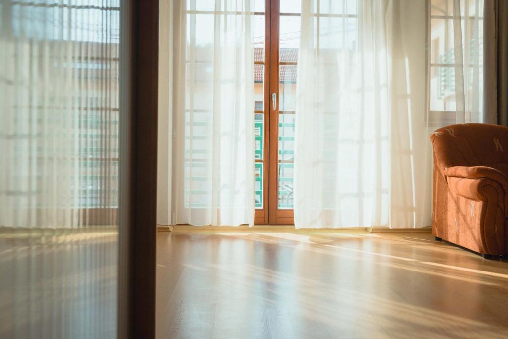 an empty room with a chair in front of windows at Apartmány Nový Svět in Třeboň II