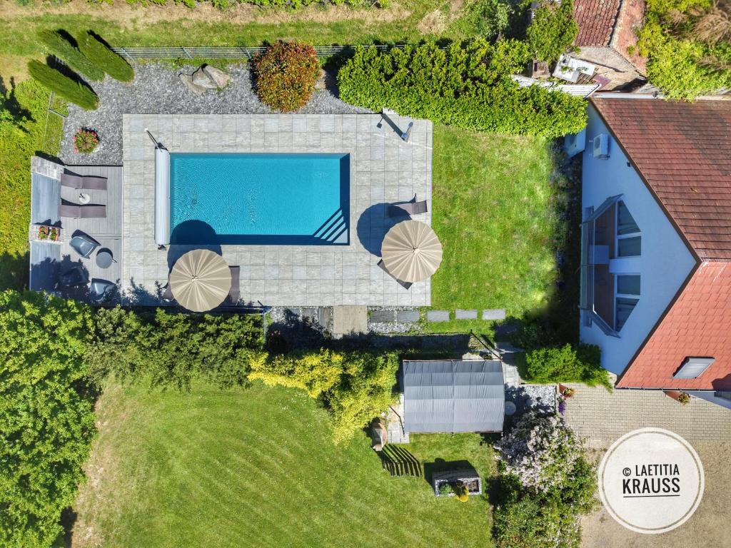 an aerial view of a house with a swimming pool at Les gites de Georgia in Voegtlinshoffen