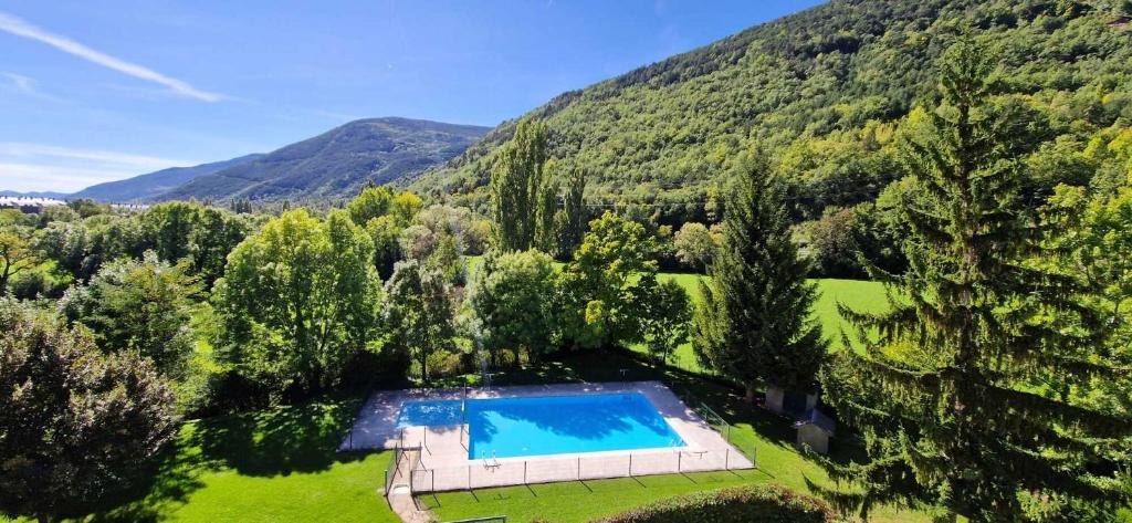 an overhead view of a swimming pool in the middle of a mountain at Buenavista Biescas PISCINA l Parking l Trastero in Biescas