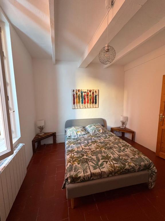 a bedroom with a bed in the corner of a room at Grande chambre in Agde