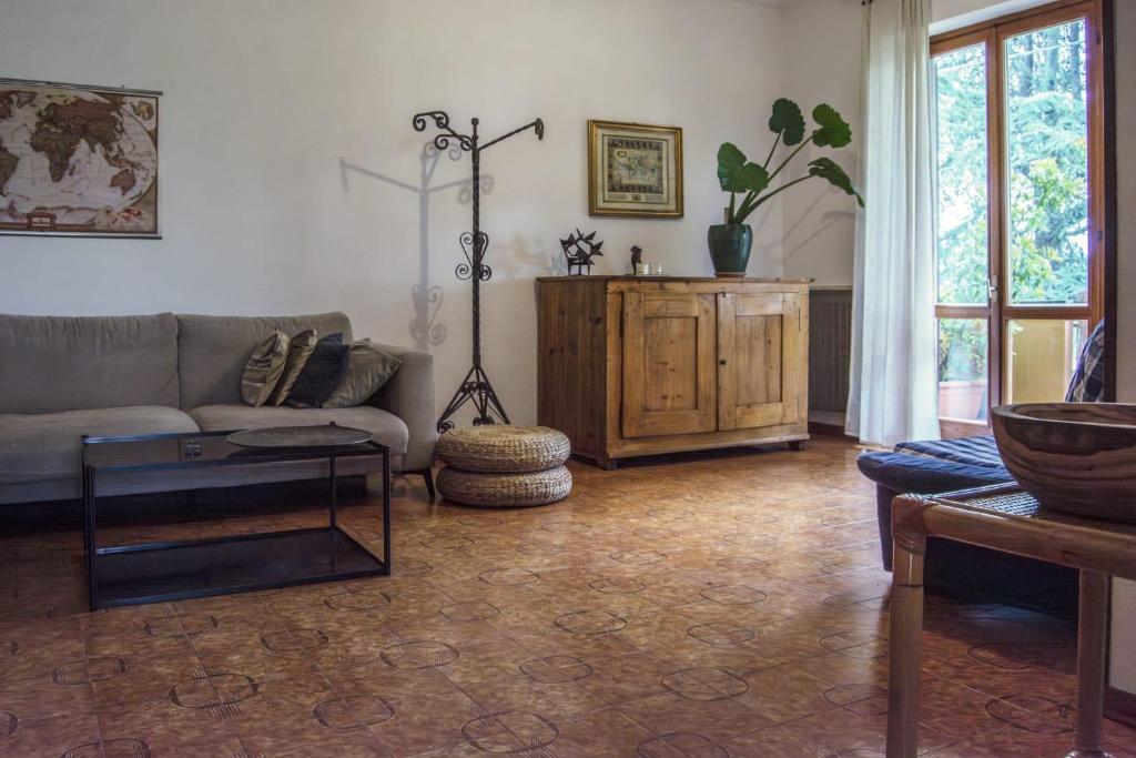 a living room with a couch and a table at El Lugo apartment in Colà di Lazise