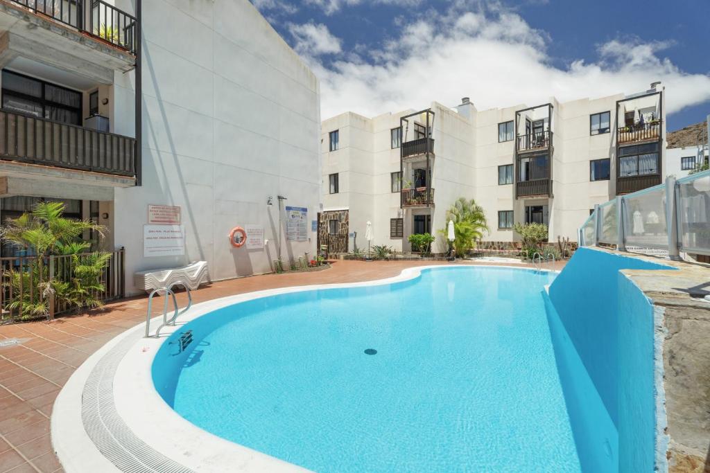 a swimming pool in the middle of a building at Casa Amaoré in Alajeró