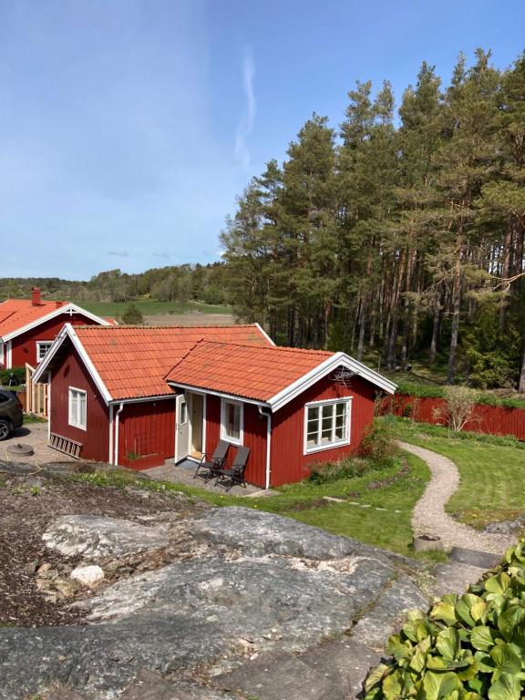 a red house with a red roof at Gäststuga på Tjörn in Rösselvik