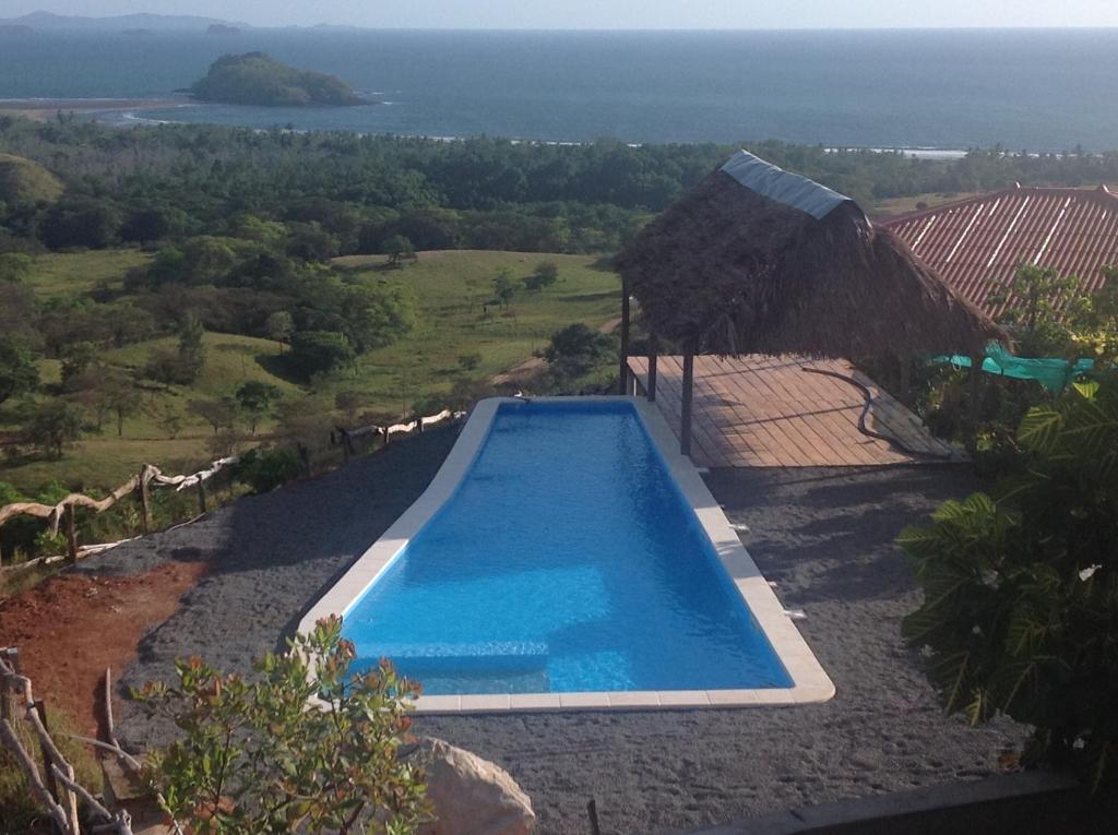 an overhead view of a swimming pool with a view of the ocean at Hotel El Sol Morrillo in Los Duarte