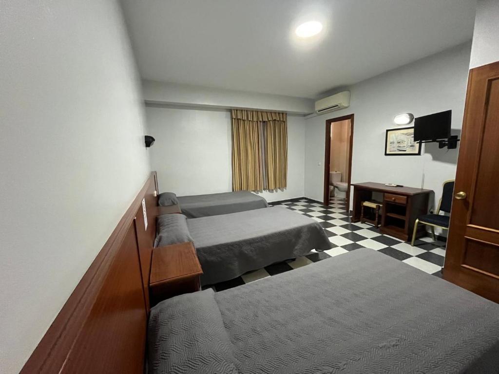 Hostal Blumen - Triple Room