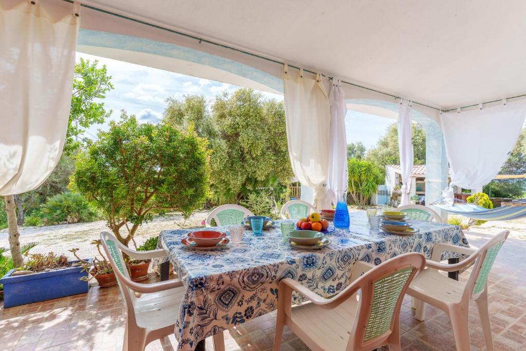 a dining room with a table and chairs at Sole in Onifai