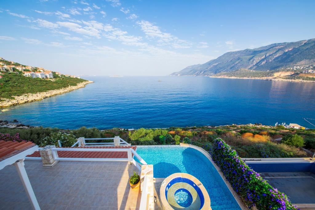 uma vista para o oceano a partir de uma casa com piscina em Villa Deniz Kaş em Kas