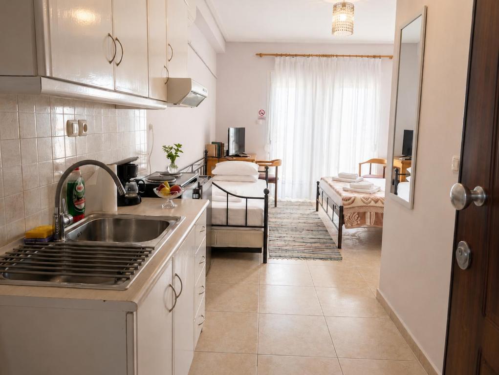 eine Küche mit Spüle und Herd Oberer Backofen in der Unterkunft Elias Appartment in Volos