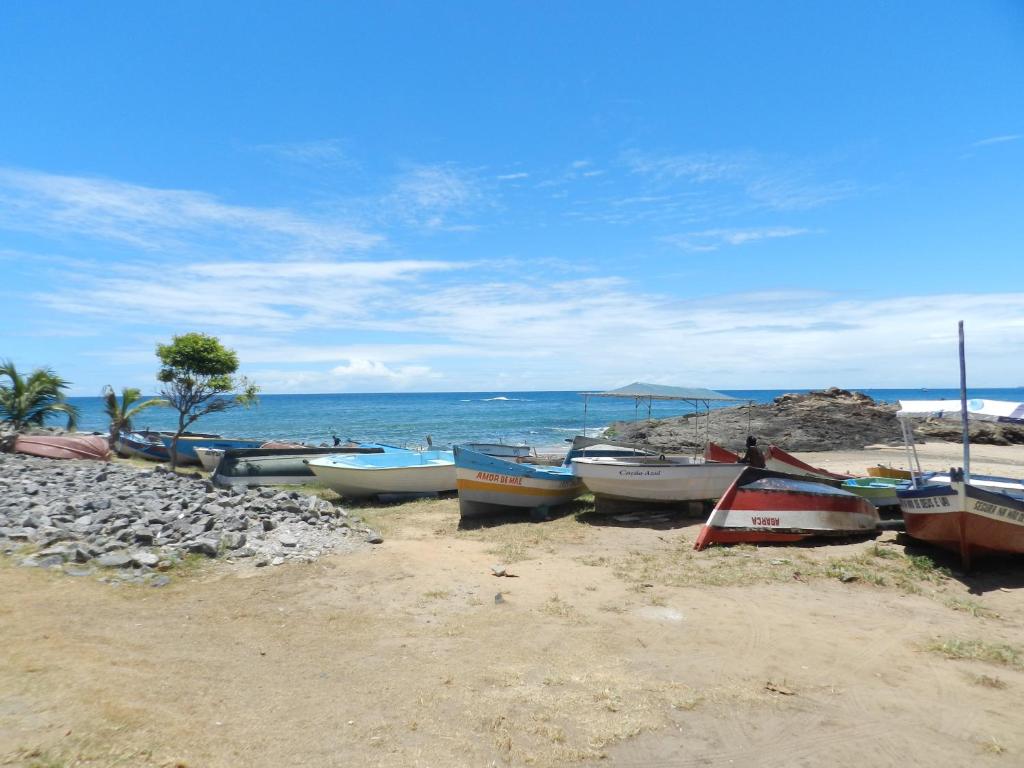 un grupo de barcos sentados en la playa en Apartamento Vista Mar Rio Vermelho, en Salvador