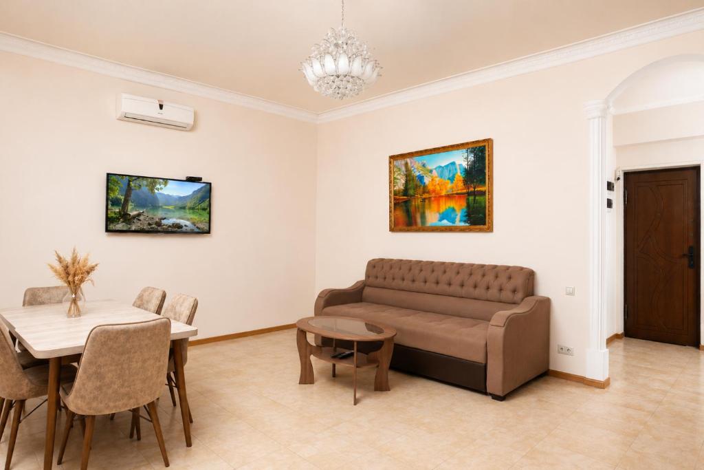 Bright 2 Bedroom Apartment Mayrig Building, with nice Balcony View, near Republic Square در ایروان