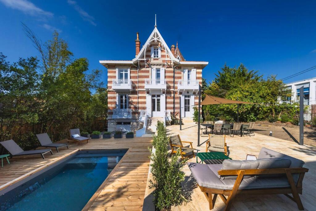 Historic Villa In Arcachon With Heated Pool