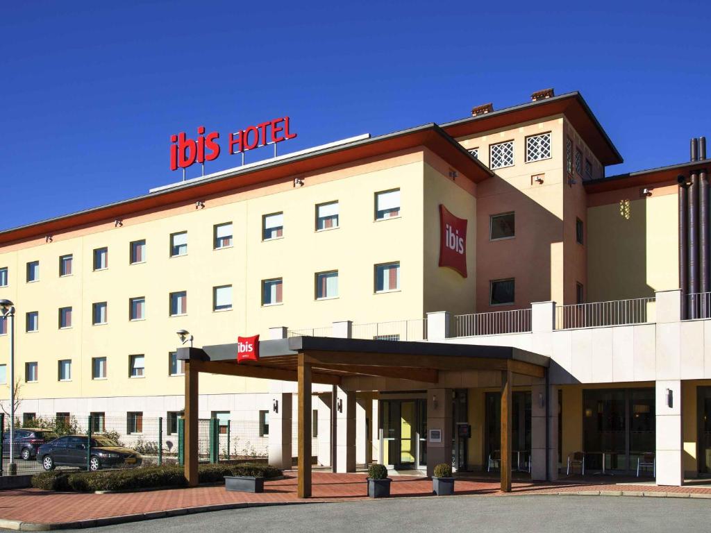 a hotel with a sign on top of it at Ibis Como in Grandate