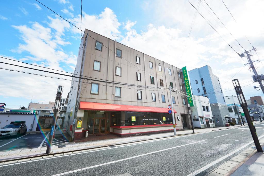 un edificio al lado de una calle de la ciudad en Select Inn Yonezawa en Yonezawa