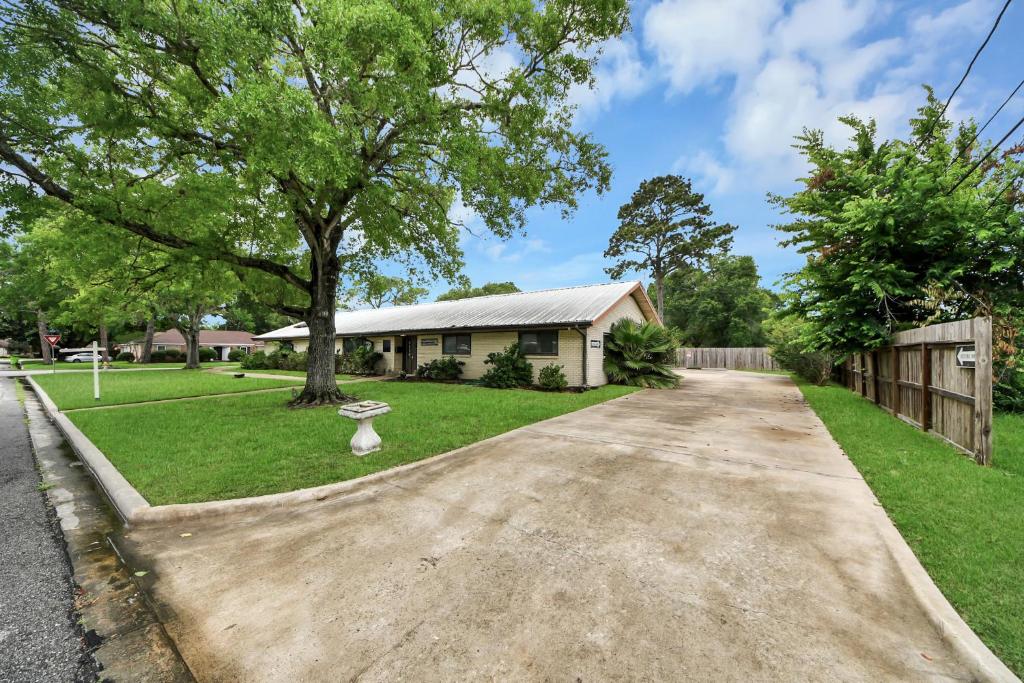 a driveway leading to a house with a tree at Lofty Grace Home 2 in Richmond