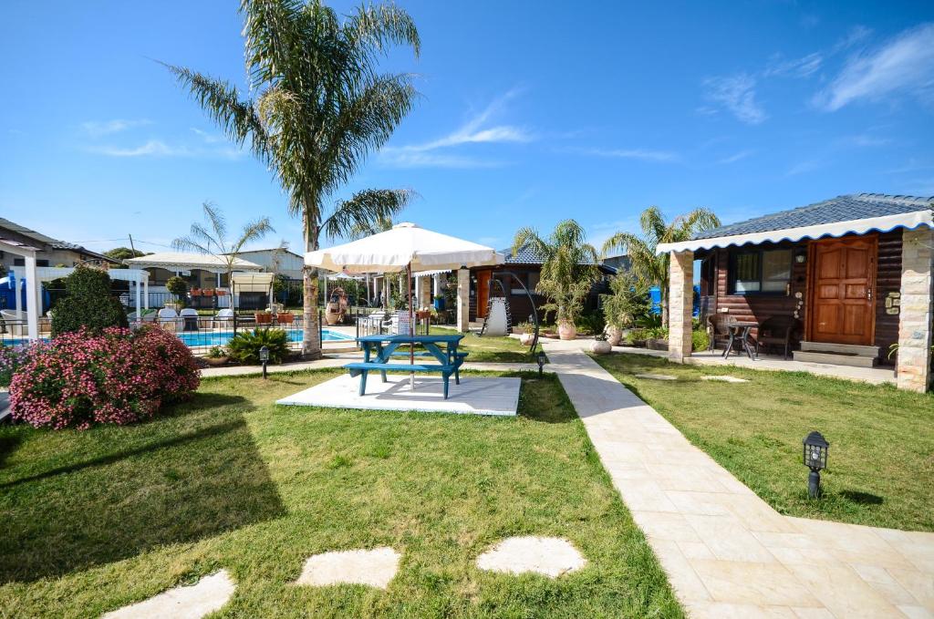 a yard with a picnic table and a house at אצל ירדנה- מתחם אירוח כפרי ענק למשפחות in Sifsufa