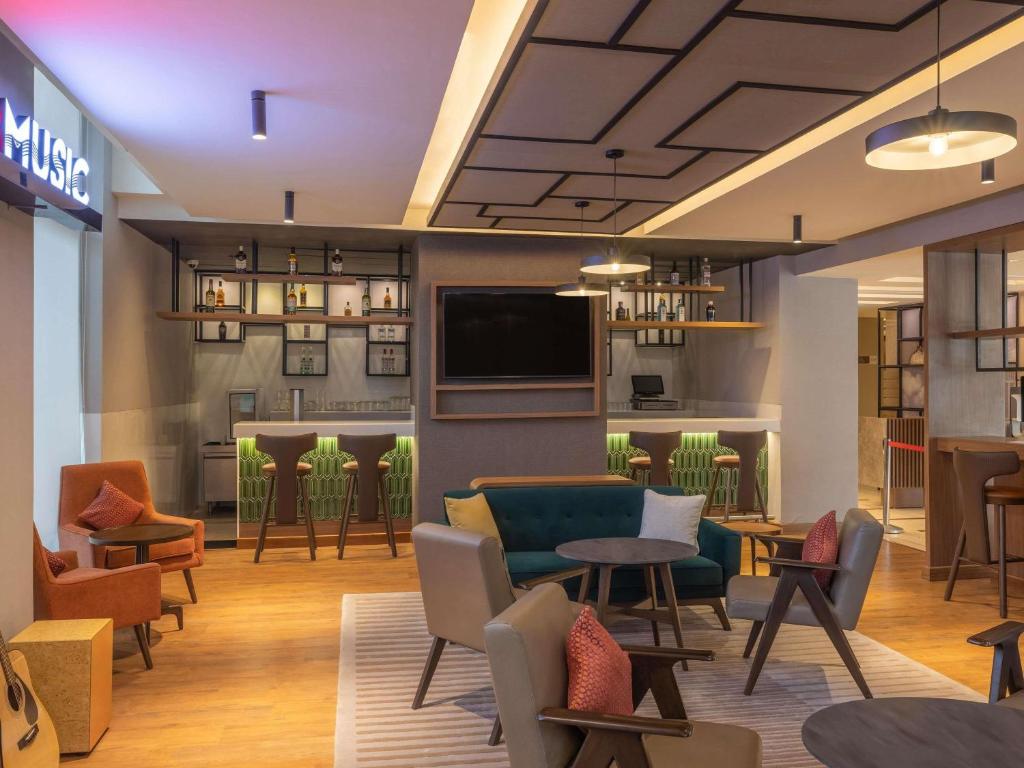 ibis Mumbai Airport - An Accor Brand در بمبئی