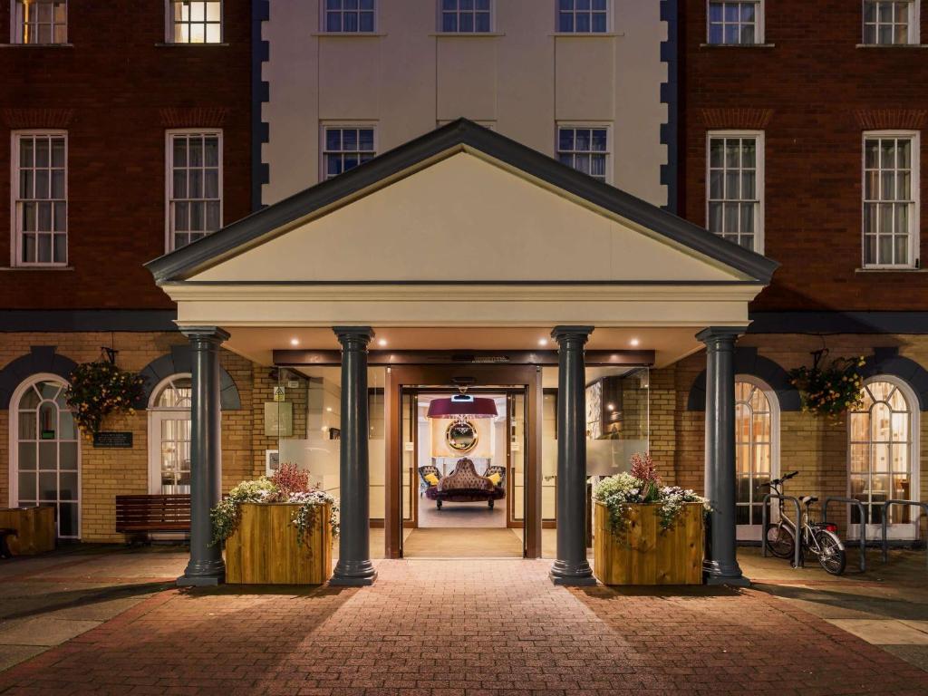 a gazebo in front of a building at Mercure Exeter Southgate Hotel in Exeter