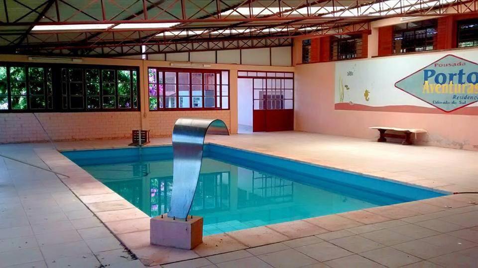 Eldorado do Sul 的住宿－Pousada Porto Aventuras，游泳池,位于带游泳池的建筑内