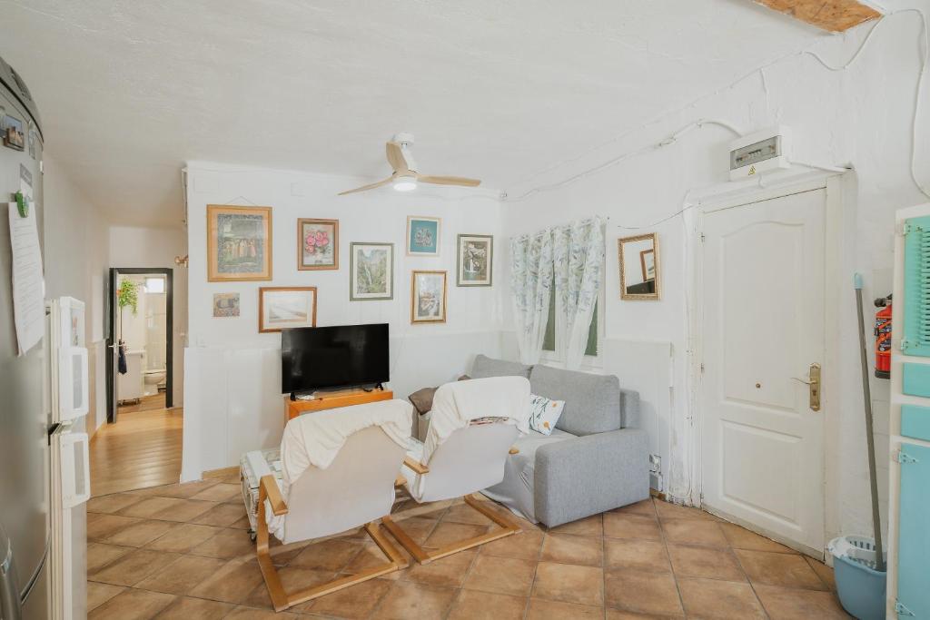 a living room with a couch and a tv at Pisito del Pueblo in Navaluenga