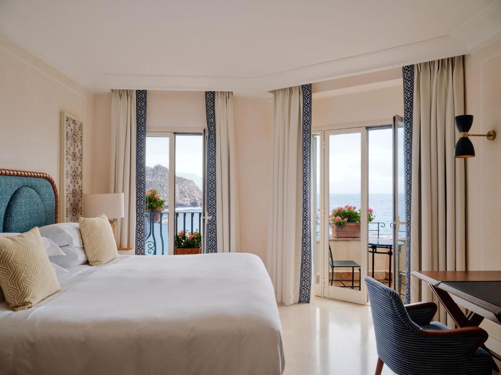 Superior Junior Suite with Sea View and Balcony