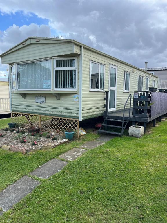 a green caravan parked in a yard at Willows Retreat in Reighton
