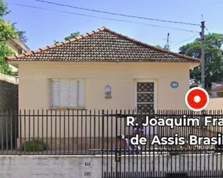 a house with a fence in front of it at Pousada Ana in São Gabriel