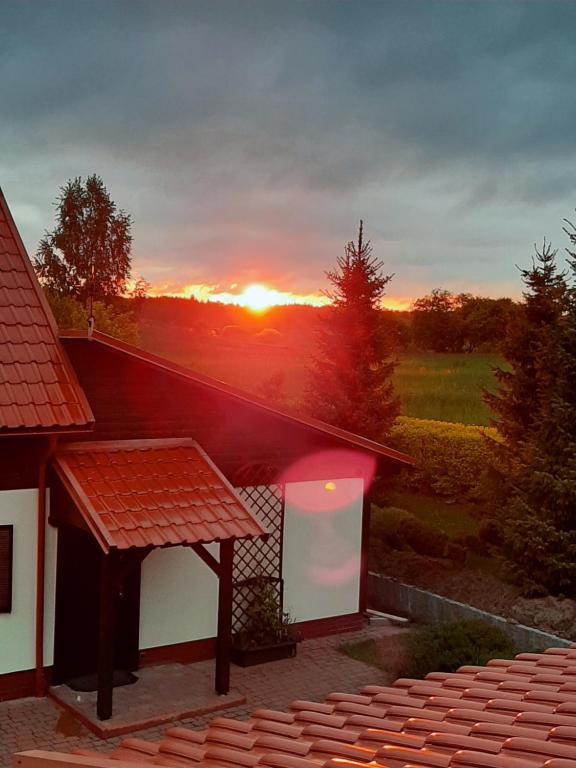 a view of the sunset from the roof of a house at Pod żurawiem II in Szwalk