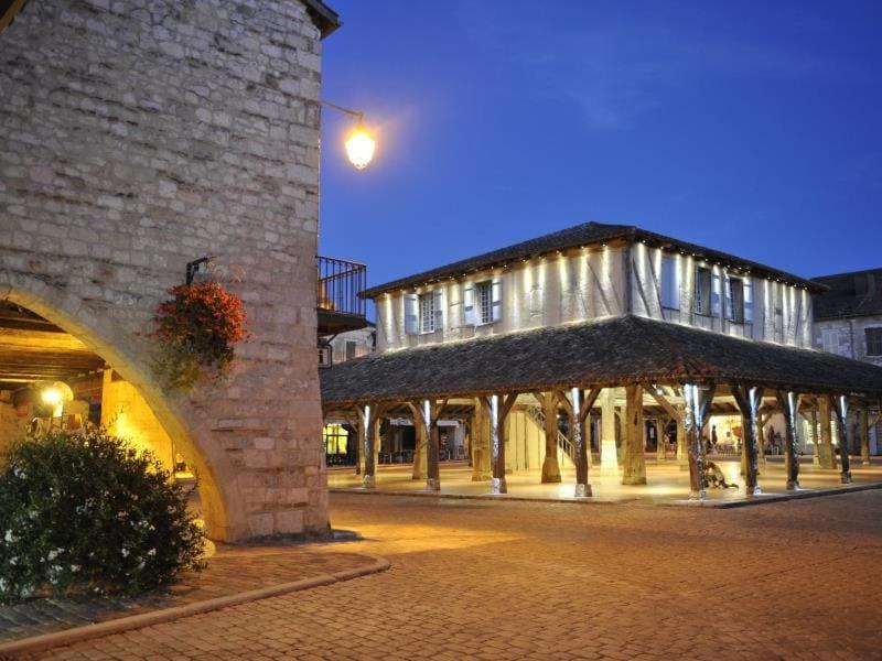a building on a street at night with a building at Le Saint Roch in Villeréal